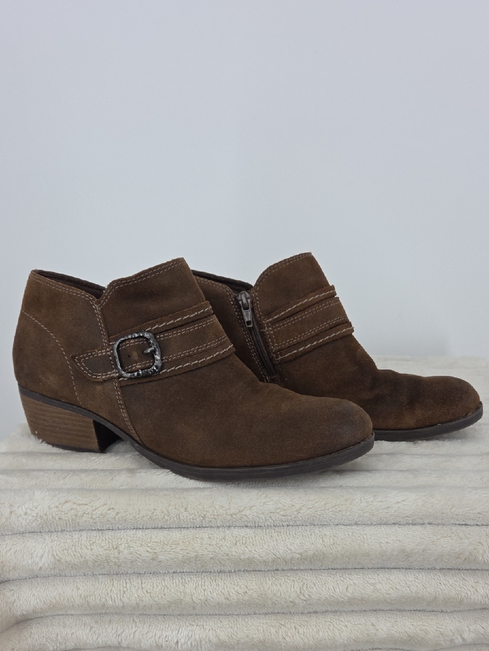 Clarks Charlten Bay Taupe Suede ankle boots 8.5w